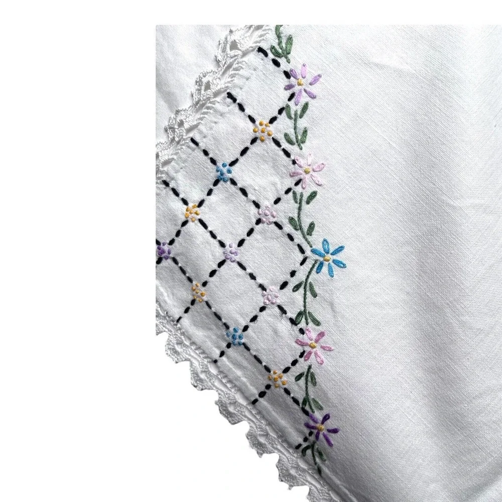 VTG Table Runner and Dresser Scarf Embroidered Floral w/ Crochet Edge 1‎ lg 1 sm